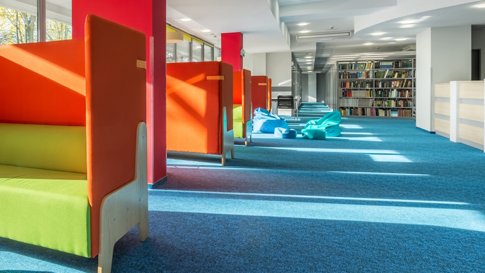 Bibliothèque ayant différents choix d’espace de travail